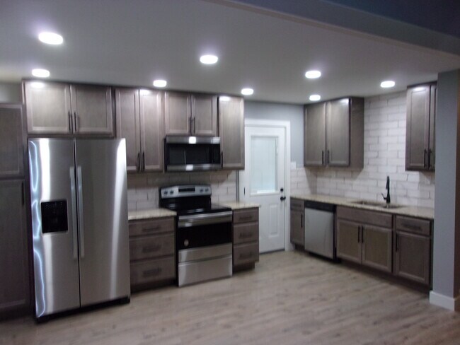 Kitchen - 2004 E Rosebud Ave