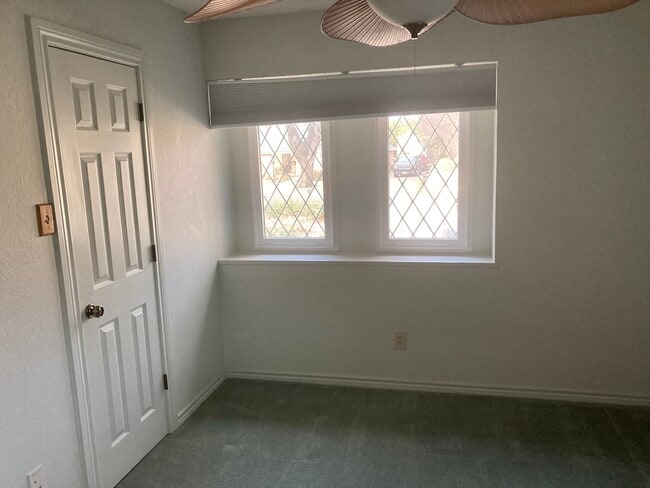 Dormitorio delantero - 2929 Cresthaven Dr