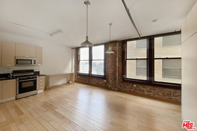Building Photo - 460 S Spring St