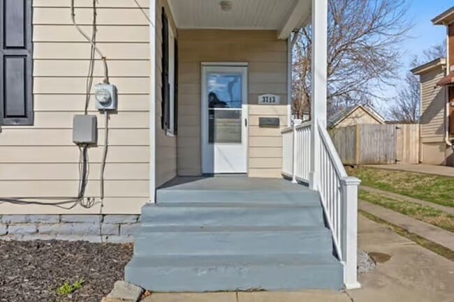 Building Photo - CHEVIOT:  Adorable 2+ bed 1.5 bath 2 story w 2 car garage