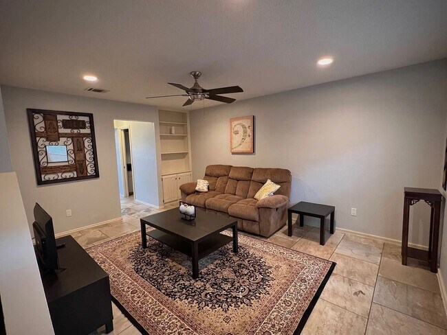 Foto del edificio - Updated condo at Cobblestone, closet to Campus!