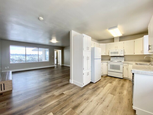 Foto del edificio - Renovated Home Surrounded By Scenic Orchard Bliss