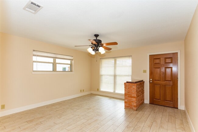 Foto del edificio - 9714 Cedardale Dr