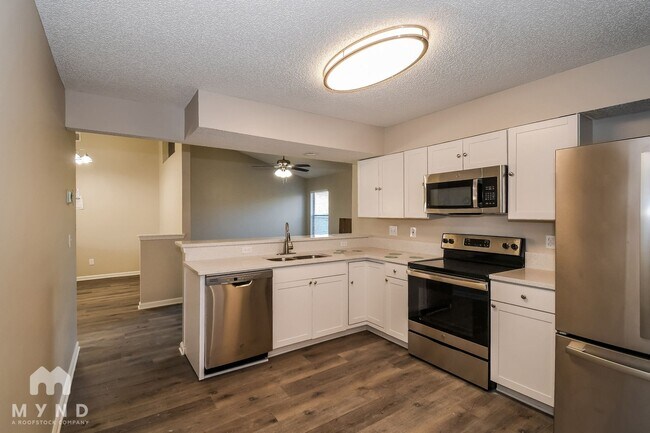 Foto del edificio - 6949 Huntington Woods Cir W
