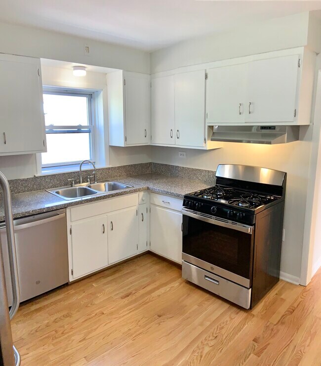 Building Photo - 4022 N Avers Ave