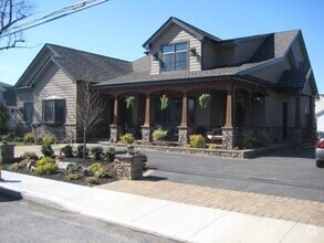 Building Photo - 814 Pine Pl