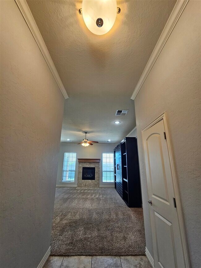 Building Photo - 6 NE Summerwood Dr