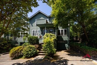 Building Photo - 321 SE 14th Ave