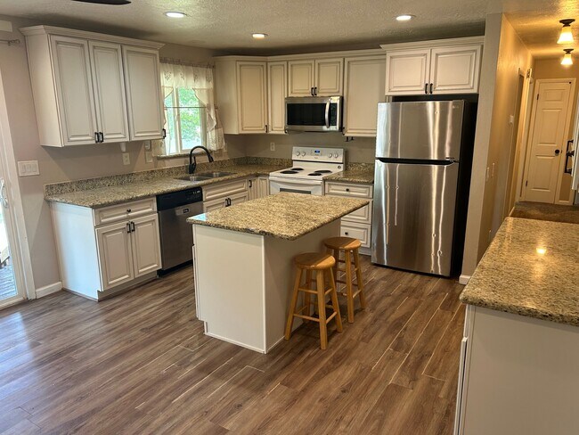 Building Photo - 368 Weaver Ln