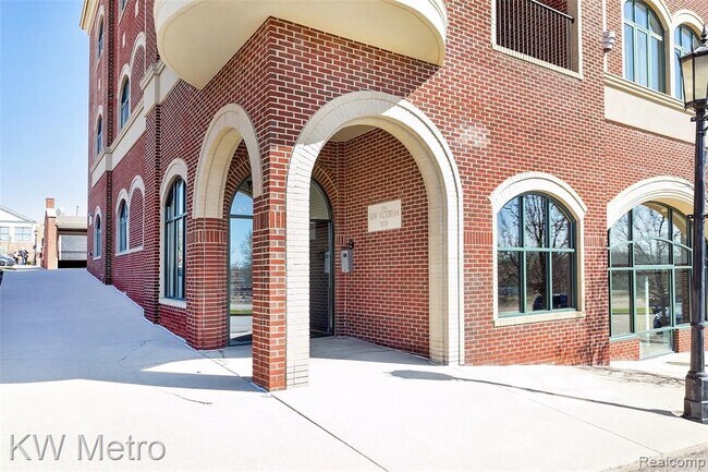 Building Photo - 337 E Cady St