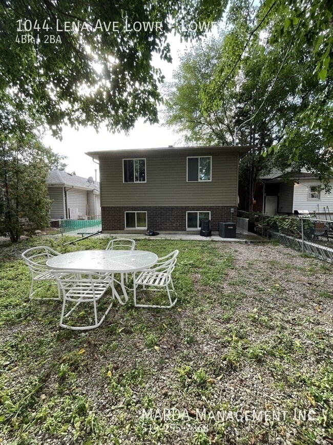 Photo du bâtiment - MODERN 4 BED/2 BATH LOWER UNIT- WEST END + 50% OF UTILITIES