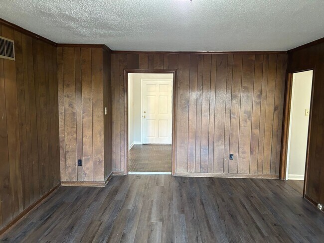 Building Photo - 842 Farmington Dr N
