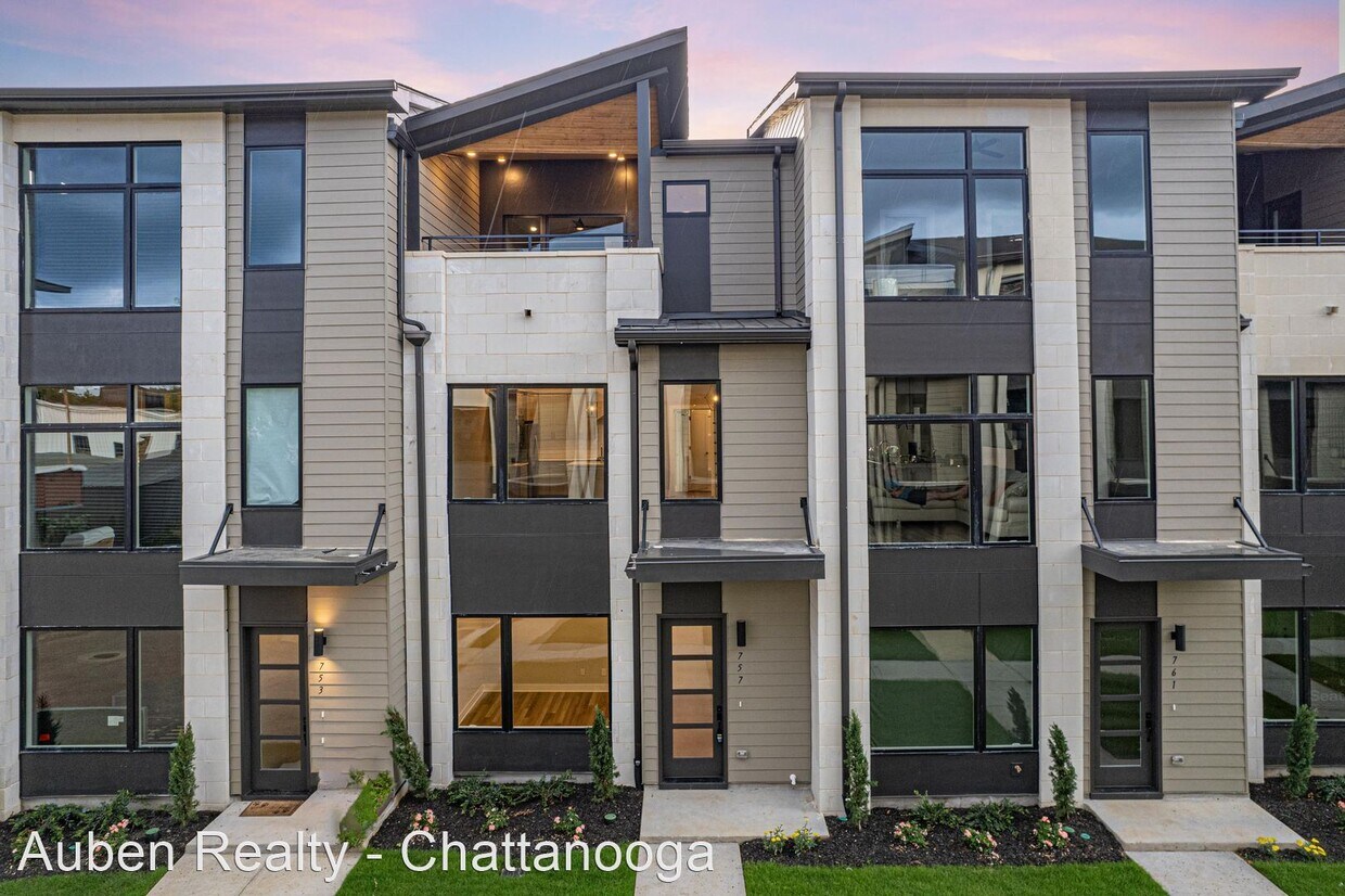 Foto principal - 2 br, 2 bath House - 757 Burnside Place