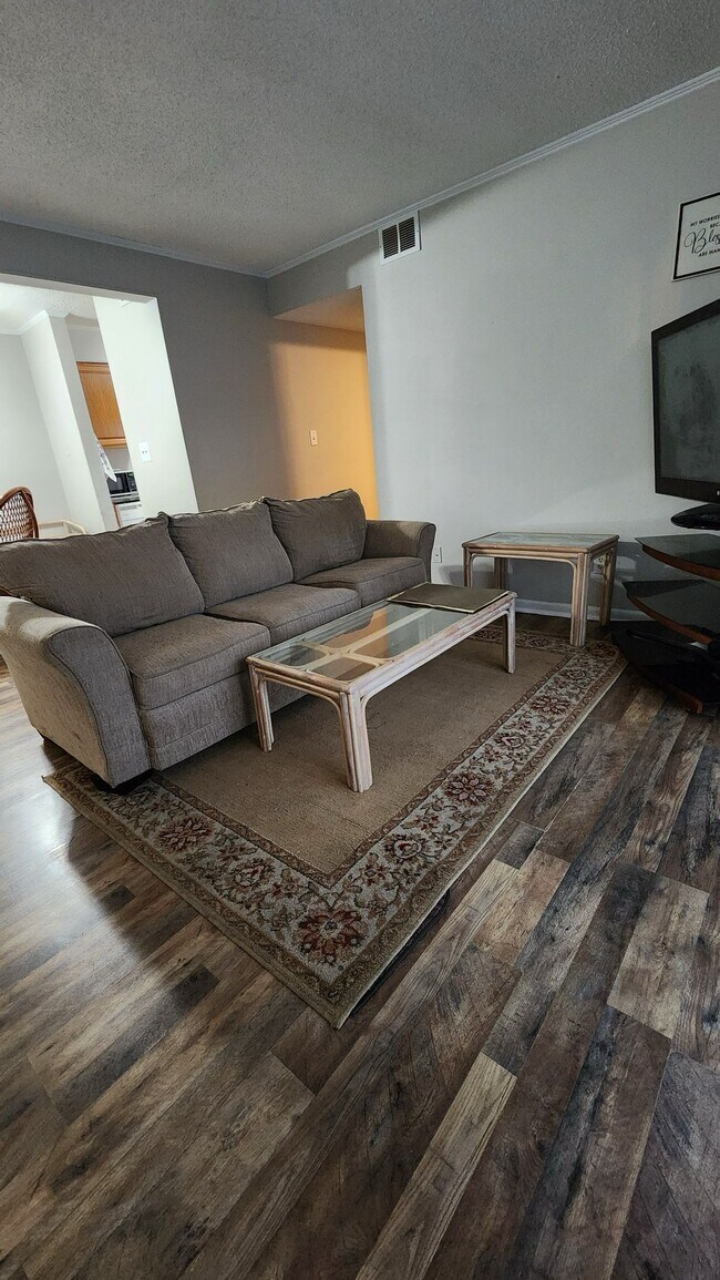 Dos habitaciones en el 1er piso - 950 Forestbrook Rd