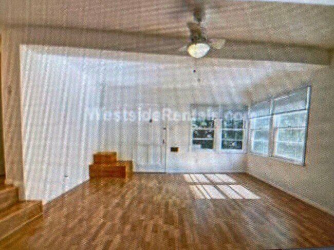 Área de estar principal - 923 1/2 Tularosa Dr