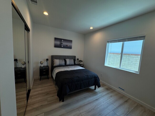 Foto del edificio - 8926 Colbath Ave