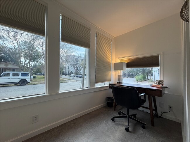 Building Photo - 318 Hyde Park Blvd