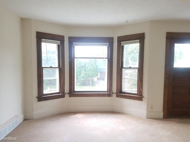 Building Photo - 3 br, 1 bath Apartment - 3266 N Newhall St