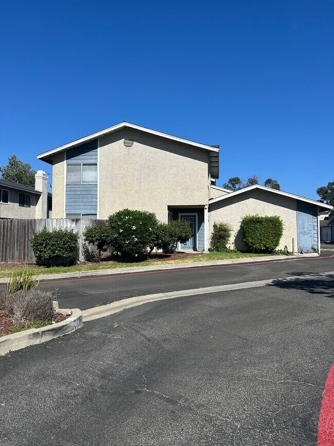 Foto del edificio - Recently Refreshed 3 Bedroom 2.5 Bath  2 Story condo with 2 Car Garage