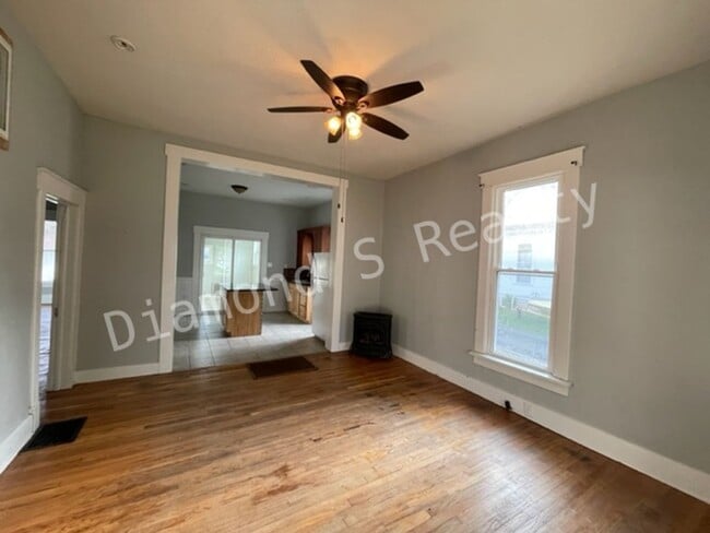 Building Photo - 3 Bedroom Bungalow available Early June!