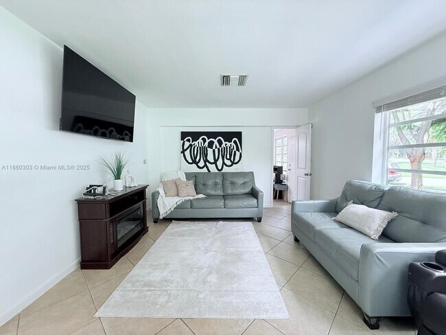 Foto del edificio - 600 NE 44th St