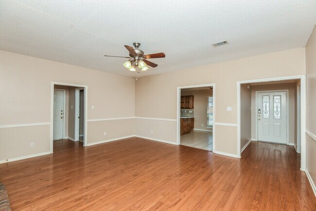 Foto del edificio - 121 Downwood Dr