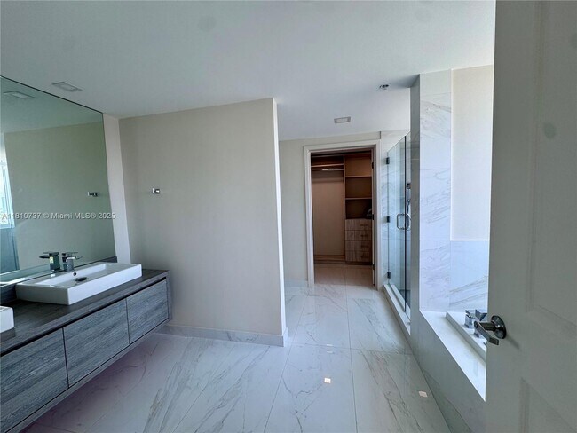 Foto del edificio - 400 Sunny Isles Blvd