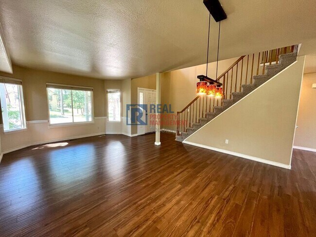 Building Photo - 120 Tall Pine Ln