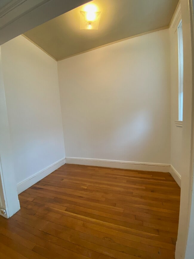 Building Photo - 131 Park Dr