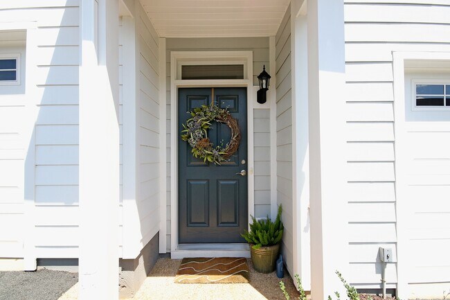 Building Photo - Light-filled Pantops Townhome