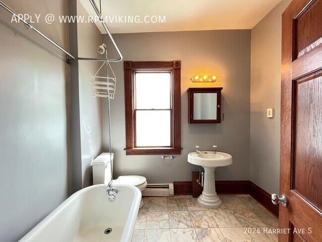 Foto del edificio - 2br 1BA Upper Level Duplex with Garage. Se...