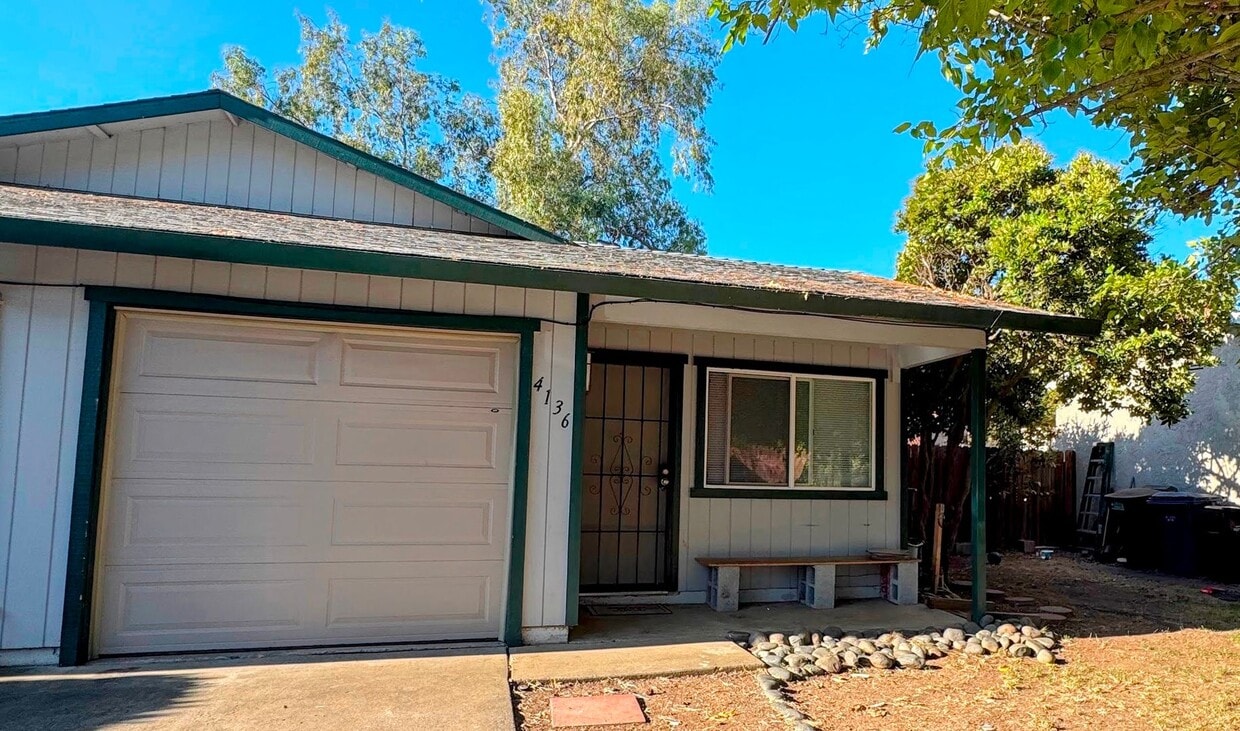Charming 2-Bedroom Duplex with Large Fenced Yard & Attached Garage - Charming 2-Bedroom Duplex with Large Fenced Yard & Attached Garage