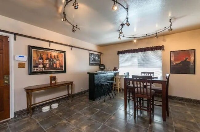 Building Photo - 4014 E Fedora Ave