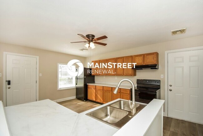 Building Photo - 3 Bedroom Pet-Friendly Home in Indianapolis, IN with Main Street Renewal