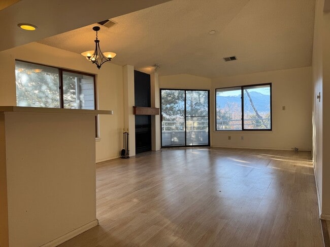Building Photo - Adorable 2 Bedroom Condo w/Mountain Views!