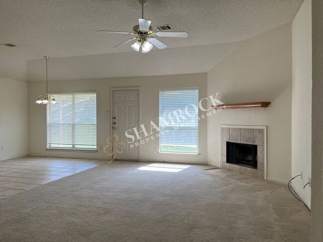 Foto del edificio - 3/2 Duplex near Hewitt Post Office