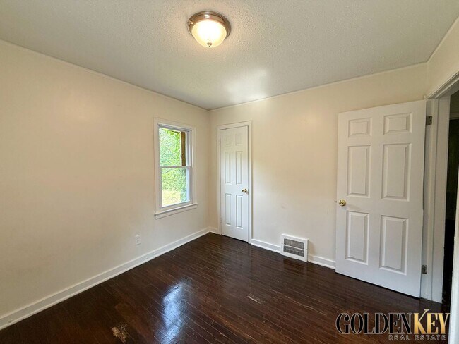 Foto del edificio - Eastside Remodeled 3 bedroom home near 8 M...