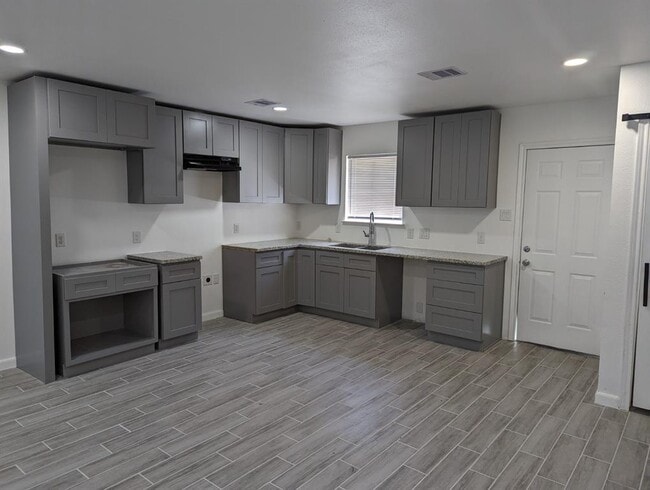 Building Photo - 5234 Pensdale St