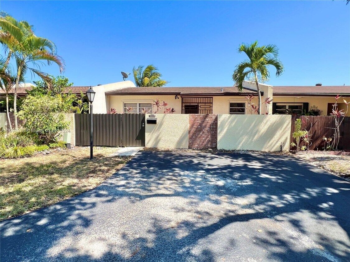 Primary Photo - 13908 Kendale Lakes Dr