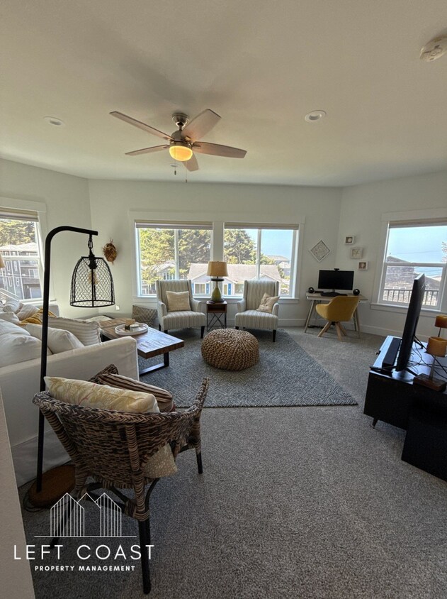 Foto principal - 6274 NE Port Dr