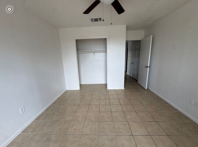 Foto del edificio - 901 Mayfield Dr