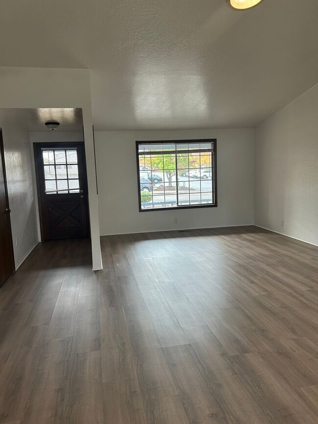 Building Photo - 3 Bedroom 2 Bath Single Family Home