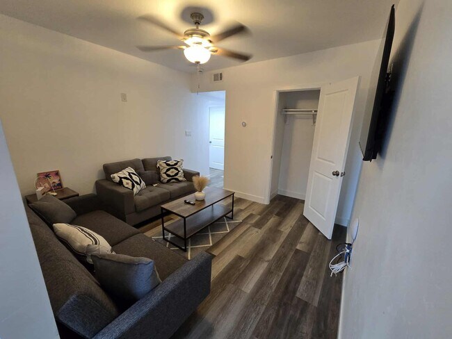 Foto del edificio - 534 R Ave