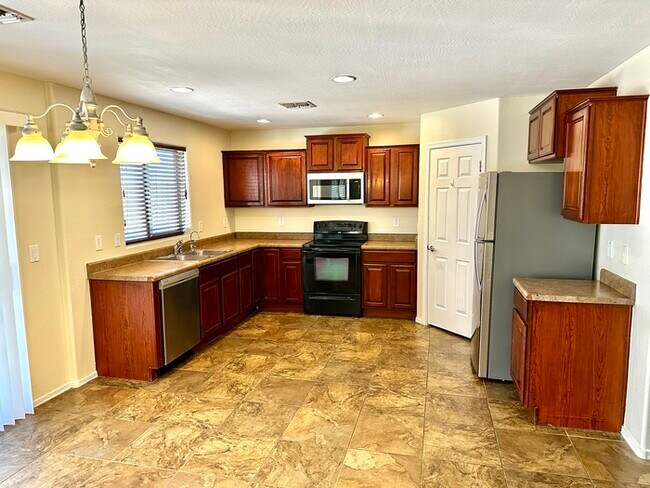 Building Photo - 5 Bedroom Martin Valley