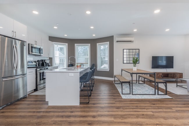 Building Photo - 843 Columbia Rd