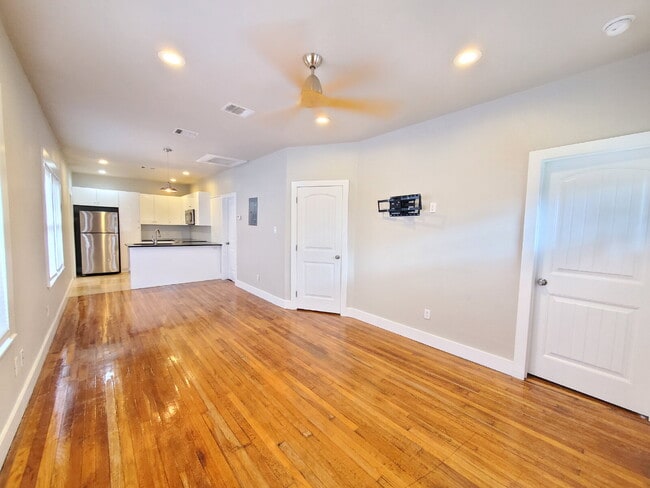 Foto del edificio - Modern 2-Bed / 2-Bath in Dignowity Hill with Off-Street Parking
