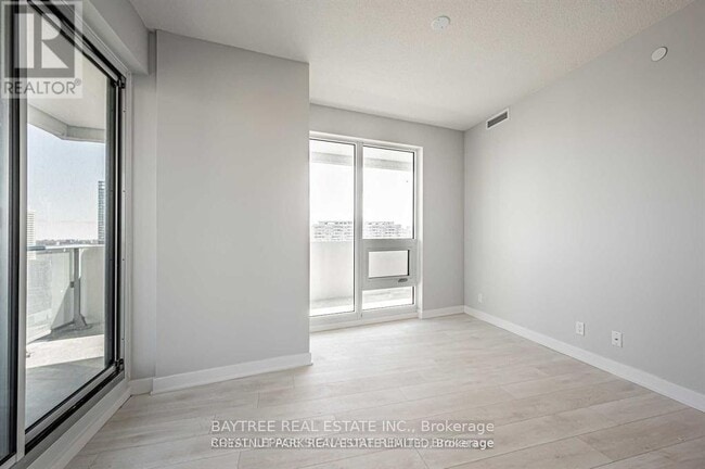 Building Photo - 2221 Yonge St