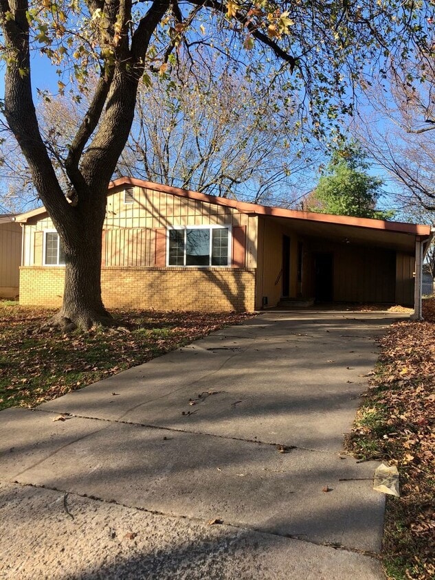 Primary Photo - 3 bedroom 1.5 bathroom home Available Now