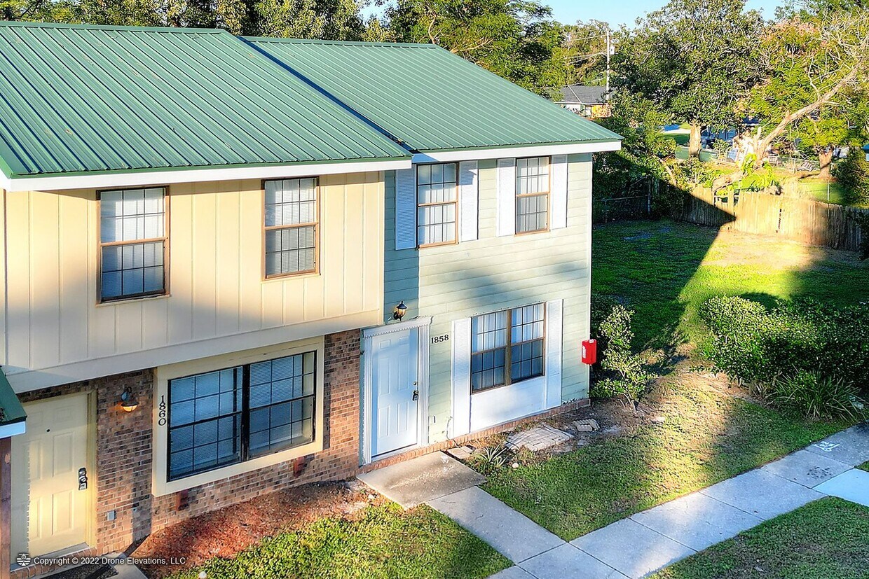Foto principal - 2 Bedroom Townhouse with Views of County P...