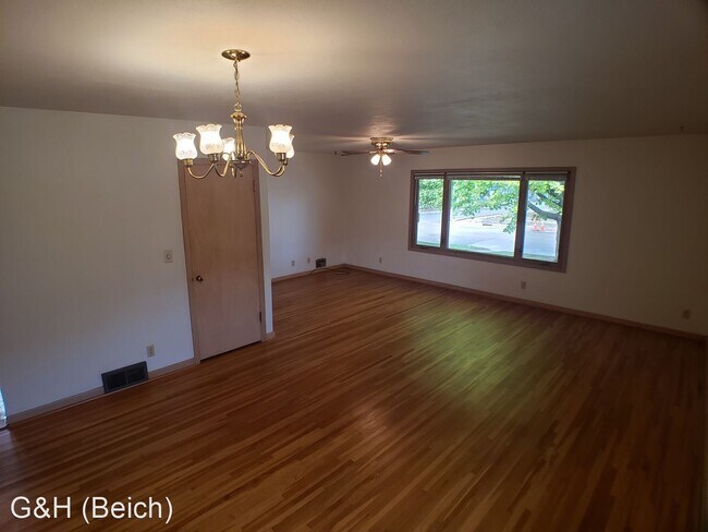 Building Photo - 3 br, 2 bath House - 703 E. Academy Street